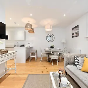 The Mews - Stylish & Central Townhouse, Up To 6 Guests Holiday home
